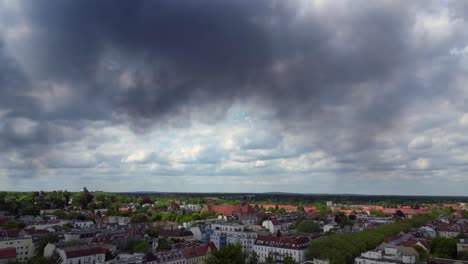 Catastrófica-Columna-De-Humo-Denso-Incendio-Importante-Sobre-El-Horizonte-Nublado-De-Berlín