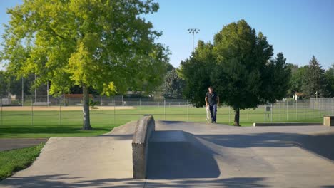 Person-Macht-Einen-Grind-Auf-Ihrem-Skateboard