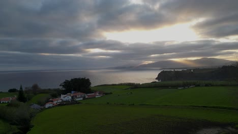 A-Medida-Que-El-Sol-Asciende,-Sus-Tonos-Dorados-Envuelven-Las-Colinas-Y-La-Extensión-Costera-De-La-Riviera-Portuguesa-En-Açores,-Portugal,-Capturando-La-Esencia-De-La-Belleza-Costera-Y-La-Tranquilidad-Del-Paisaje.