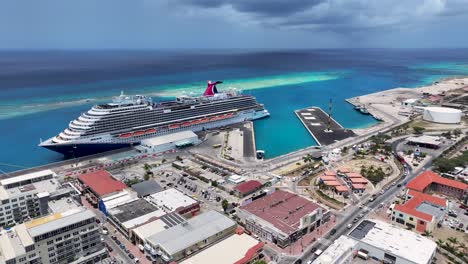 Crucero-Por-El-Caribe-En-Oranjestad,-En-El-Caribe,-Países-Bajos,-Aruba.