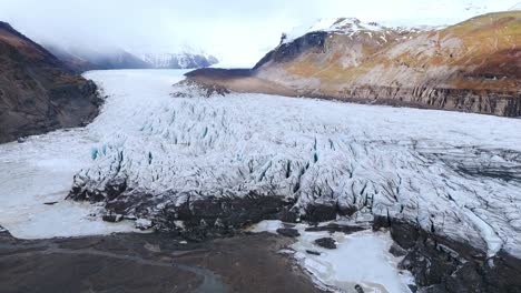 Ice-shove-in-Svinafellsjokull-glacier-valley-with-rocks-and-moraine