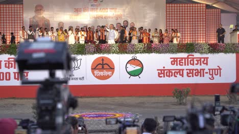 El-Primer-Ministro-Indio,-Narendra-Modi,-Saluda-Y-Se-Reúne-Con-Una-Multitud-De-Personas-Y-Seguidores-Reunidos-Durante-La-Campaña-Electoral-India-De-Lok-Sabka.