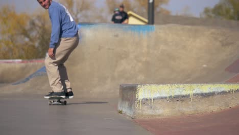 La-Persona-Hace-Un-Cambio-De-Talón,-Nariz,-Deslizamiento,-Gran-Giro,-Una-Repisa-En-El-Skatepark.