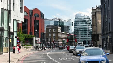 Cars-driving-into-Hackney-from-Old-Street,-London,-United-Kingdom