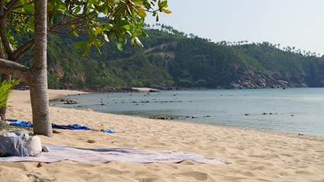 Entspannende-Landschaft-An-Einem-Einsamen-Strand-Auf-Einer-Tropischen-Insel-Mit-Strandtüchern