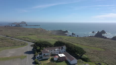 Edificio-De-Guardacostas-Cerca-De-Crescent-City,-California.-Vista-De-Dron