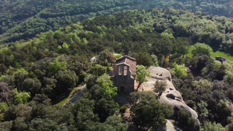 Una-Casa-Aislada-Enclavada-Entre-Exuberante-Vegetación-Y-Formaciones-Rocosas-En-Salvassola-Vic,-Barcelona,-Vista-Aérea