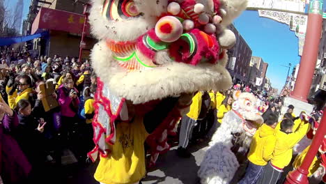 Chinatown-Feiert-Das-Jahr-Der-Schlange-Unter-Dem-Freundschaftstor