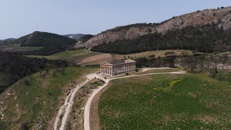 Drone-En-órbita-Disparado-Sobre-El-Templo-De-Segesta,-Antiguas-Ruinas-Griegas-En-Sicilia