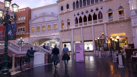 Las-Tiendas-Del-Gran-Canal-En-El-Venetian-Resort-En-Las-Vegas-Con-Techo-Pintado