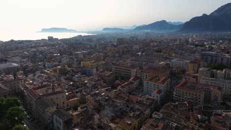 Vista-Aérea-Sobre-El-Paisaje-Urbano-Densamente-Poblado-De-Palermo---Sicilia,-Italia