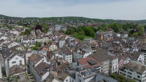 Toma-Lenta-De-Un-Dron-En-Movimiento-Hacia-La-Izquierda-De-La-Ciudad-De-Zurich,-Mostrando-La-Arquitectura-Del-Casco-Antiguo