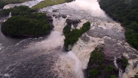 Luftbildvideo-Des-Canaima-Sees-Im-Bundesstaat-Bolivar-In-Venezuela,-Flug-über-Die-Wasserfälle