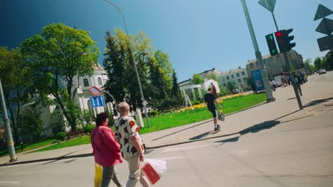 Gente-Cruzando-El-Famoso-Punto-De-Cruce-De-Daugavpils-En-La-Capital-De-Latgola