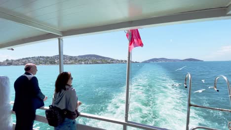 Gente-En-El-Ferry-De-Estambul-Arrojando-Comida-A-Las-Gaviotas-En-El-Mar-De-Mármara-En-Turquía