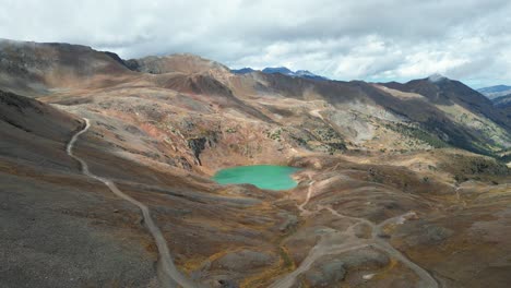 Berggipfel-Mit-Blick-Auf-Den-See,-Silverton,-Colorado