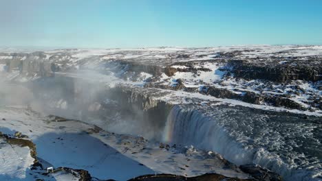 Regenbogen-Auf-Drohnenaufnahme-Des-Dettifoss-Wasserfalls-In-Island-Im-Winter-Am-Morgen