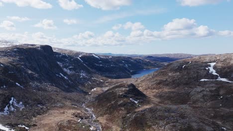 Palvatnet-See-Durch-Die-Berge-Im-Steinsdalen,-Norwegen