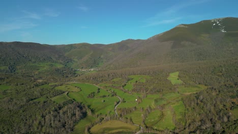 Paisaje-Escénico-De-Montaña,-Pueblo-De-Piornedo-En-Lugo,-Galicia,-España---Panorámica-Aérea