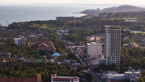 Paraíso-Vacacional-En-La-Ciudad-De-Fiesta-En-La-Playa-Del-Sureste-De-Vietnam,-Sudeste-Asiático