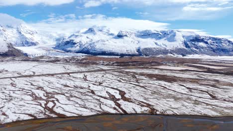 Gefrorene-Ebenen-Und-Schneebedeckte-Bergketten-In-Der-Isländischen-Gletscherlandschaft
