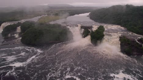 Aerial-video-of-the-Canaima´s-lake,-in-Bolivar,-Venezuela,-flying-over-the-waterfalls