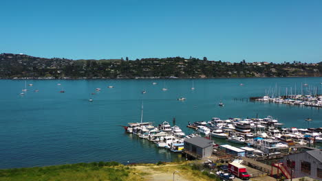Aerial-view-of-moored-boats-in-front-of-the-marina-in-sunny-Sausalito,-CA,-USA