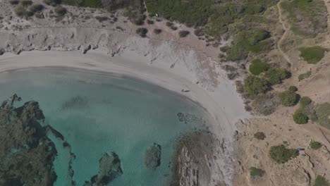 Perspektive-Einer-Ruhigen-Erkundungsdrohne-über-Der-Versteckten-Klippe-Des-Strandes-Cala-Sa-Torreta-Auf-Menorca,-Spanien