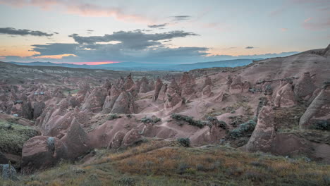 Timelapse-Del-Atardecer-Sobre-Las-Formaciones-Rocosas-únicas-Del-Valle-De-Devrent,-Capadocia