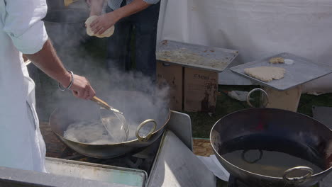 Indisches-Blätterteigbrot-Puri-Wird-Bei-Der-Nagar-Kirtan-Sikh-Feier-Frittiert