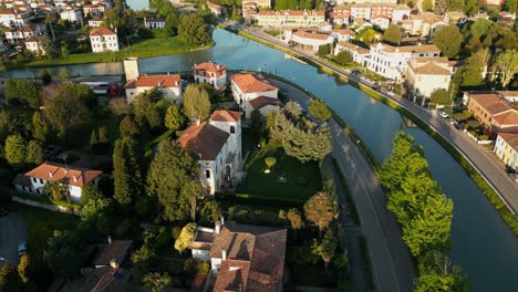 Vista-Aérea-Del-Hotel-Y-Apartamento-A-Lo-Largo-Del-Canal-De-Brenta-En-Mira,-Italia