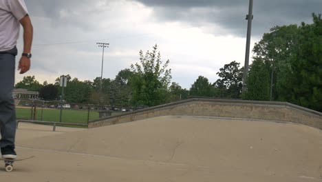 Person-Bekommt-Etwas-Luft-Auf-Ihrem-Skateboard-Im-Skatepark