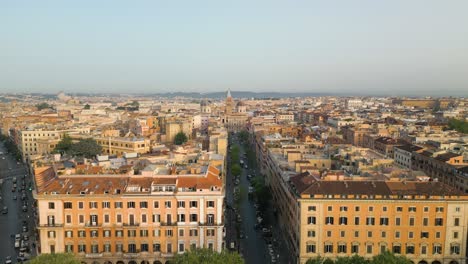 Un-Dron-Asciende-Para-Revelar-La-Basílica-De-Santa-María-La-Mayor-En-Roma,-Italia.