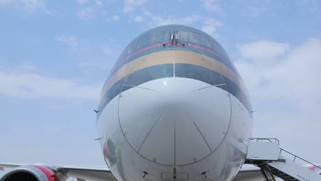 La-Escena-Captura-La-Nariz-Del-Avión-En-Tierra,-Resaltando-Su-Forma-Aerodinámica,-Las-Ventanas-De-La-Cabina-Y-La-Marca.