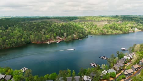 Ein-Ruhiges-Video-Von-Einem-Boot,-Das-Durch-Das-Klare-Wasser-Des-Smith-Lake-In-Alabama-Gleitet