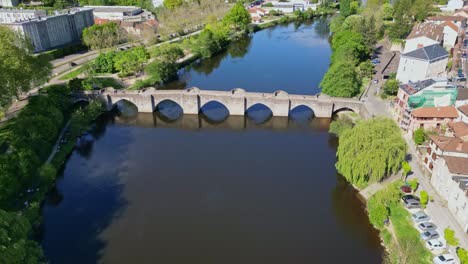 Pedestrian-old-bridge-of-Saint-Etienne-crossing-Vienne-River,-Limoges-in-France