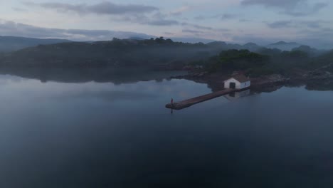 Panorámica-De-La-Bahía-De-Fornells-Bahía-De-Menorca-Islote-Brumoso-Atardecer-Anochecer-Horizonte-Destino-De-Viaje-Español-Establecer-Tiro