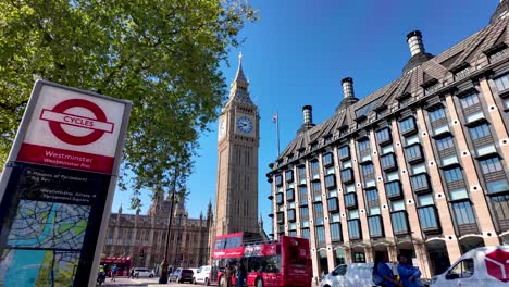 Big-Ben-Y-Rastrillo-Casa-En-Westminster,-Victoria-Embankment-En-Londres,-Reino-Unido