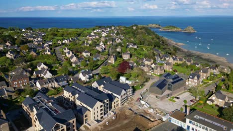 Stadt-Cancale-Mit-Meer-Im-Hintergrund,-Bretagne-In-Frankreich