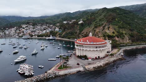 Avalon-on-catalina-island-with-boats-and-vibrant-architecture,-aerial-view