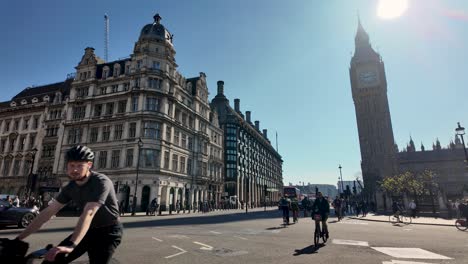 Los-Ciclistas-Pasan-Por-Las-Calles-De-La-Plaza-Del-Parlamento-En-Westminster-En-La-Soleada-Mañana-Brillante