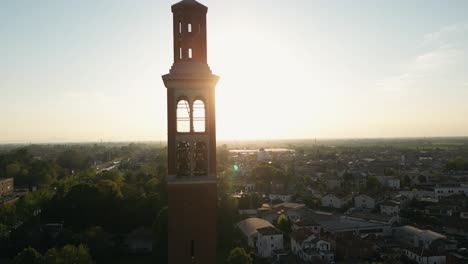 Campanario-De-La-Iglesia-Católica-De-San-Nicolás-Con-Reloj-Contra-El-Sol-Brillante-Al-Atardecer-En-Mira,-Venecia,-Italia