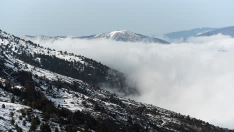 Zeitrafferwolken-Ziehen-über-Den-Schneebedeckten-Berghang-Am-Tag-Kaimaktsalan-Voras-In-Griechenland