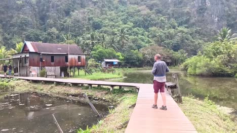 Turista-En-La-Aldea-De-Ramang-ramang,-Maros,-Sulawesi-Del-Sur