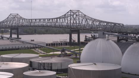 Vista-De-Drones-De-Plantas-De-Refinería-En-Baton-Rouge,-Luisiana-Junto-Al-Río-Mississippi.