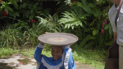 Alimentando-Una-Cometa-Brahminy-Durante-Un-Espectáculo-De-Aves-En-Bali.