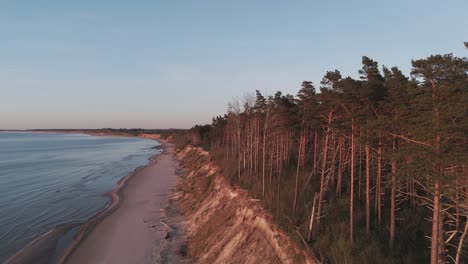 Luftaufnahme-Der-Küste-Der-Ostsee-In-Jurkalne-Am-Abend-Bei-Sonnenuntergang