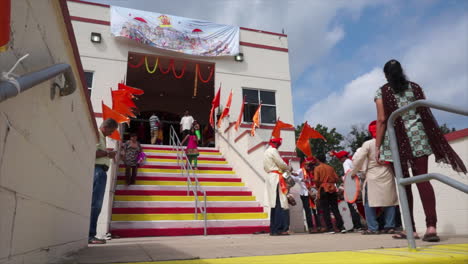 Feiernde-Des-Ganesh-Festes-Versammelten-Sich-Am-Eingang-Eines-Hindu-Tempels-In-Den-Vereinigten-Staaten