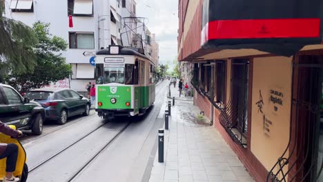 Transporte-Público-En-Estambul-Con-Tranvía-Rápido-En-El-Distrito-De-Kadiköy.