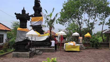 Hindú-Durante-La-Preparación-De-Una-Ceremonia-En-El-Templo,-Pekalongan-Indonesia,-12-2024-De-Mayo